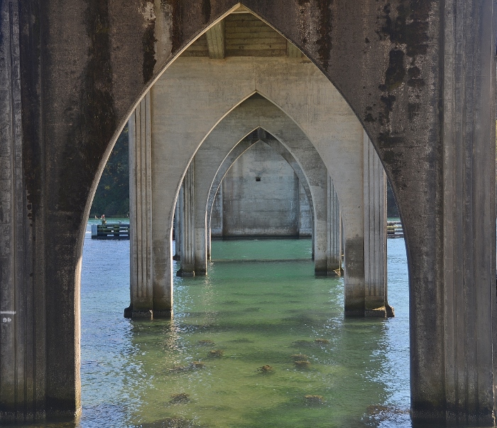 the arches under the Siuslaw River bridge